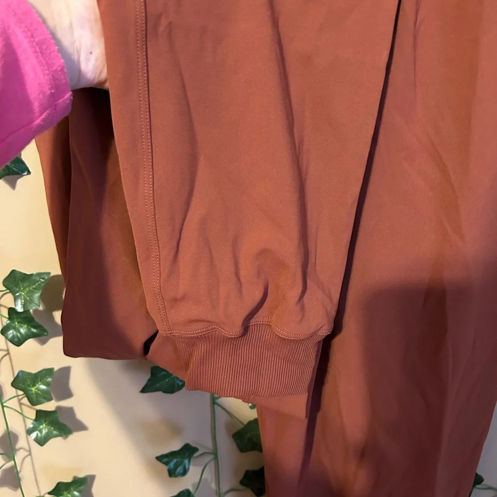 🛑 SOLD~Lululemon On the Fly Joggers - Picture 4 of 10